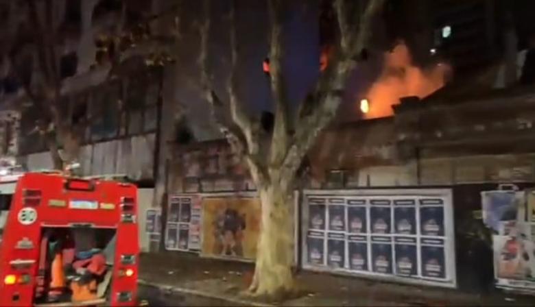 Incendio en un edificio de San Telmo: 12 dotaciones de bomberos y 11 personas asistidas