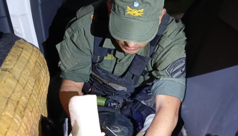 Con el tanque lleno, pero de cocaína: llevaban casi veinte kilos de droga ocultos en el depósito de nafta del auto