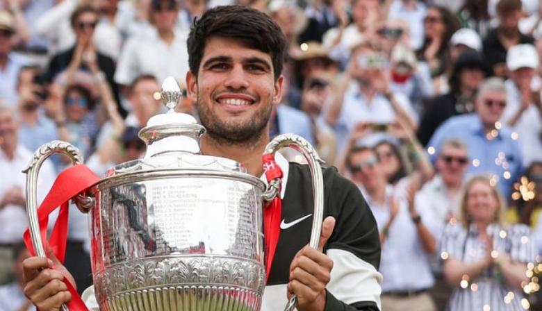 Carlos Alcaraz retiene la corona en Queen’s y llega afilado a Wimbledon