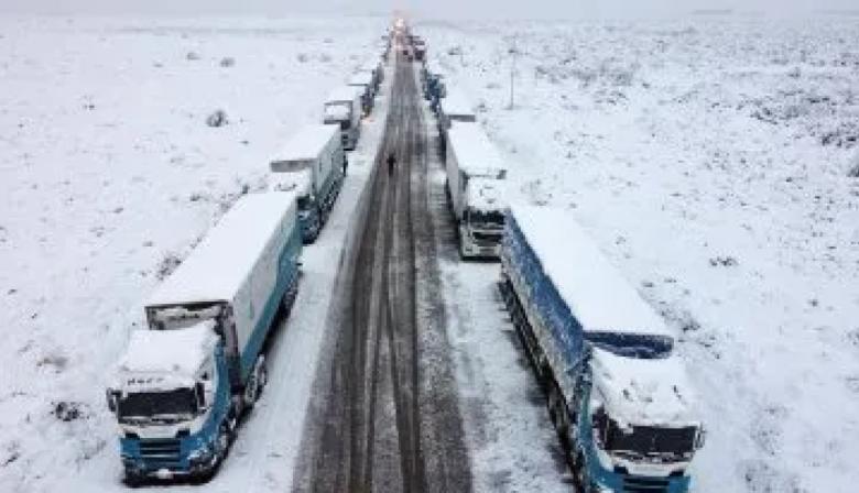 El Paso Cristo Redentor sigue cerrado y hay más de 1.200 camiones varados por la nieve