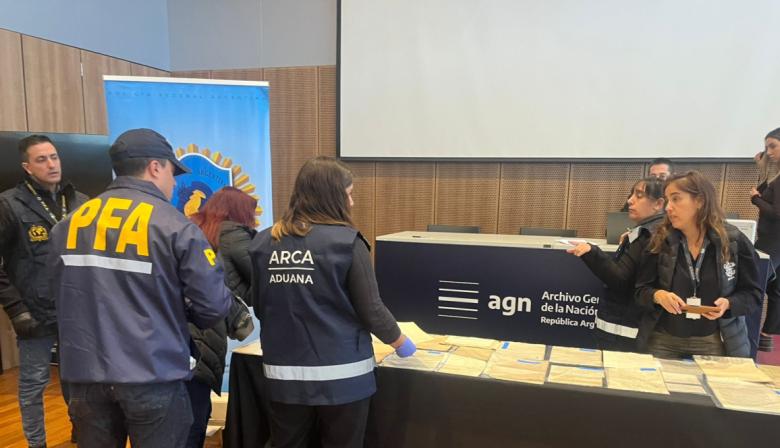 La Policía Federal Argentina devolvió al Estado más de 200 documentos históricos