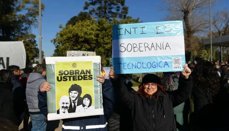 Abrazo simbólico contra el decreto de Sturzenegger: fuerte rechazo al vaciamiento del INTI
