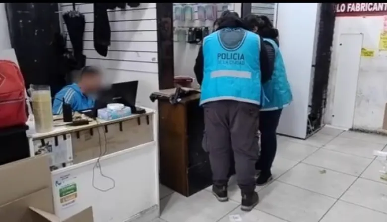 Fueron por un celular robado y hallaron otros 137 en una galería en Once