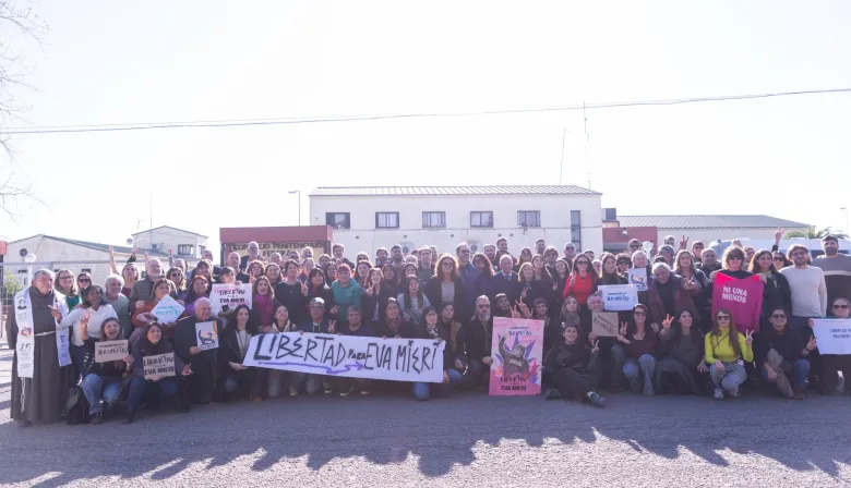 Movida K en Ezeiza para pedir la libertad de Eva Mieri: "¡Hipócritas!"