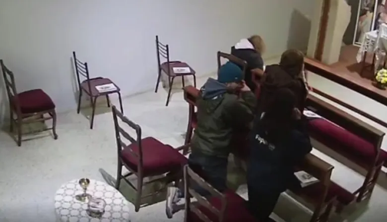 Insólito robo en una iglesia: se persignó y comulgó tras robarle a una mujer que rezaba