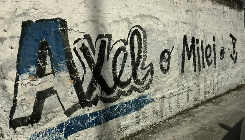 En medio del "Cristina Libre", Larroque agita el "Axel o Milei"