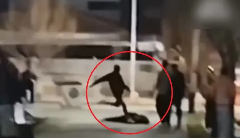 Video: un agente de policía pateó la cabeza de un joven inconsciente en medio de una pelea