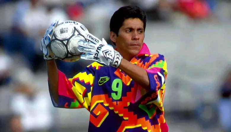 Los buzos de arquero que revolucionaron el fútbol en los años 90