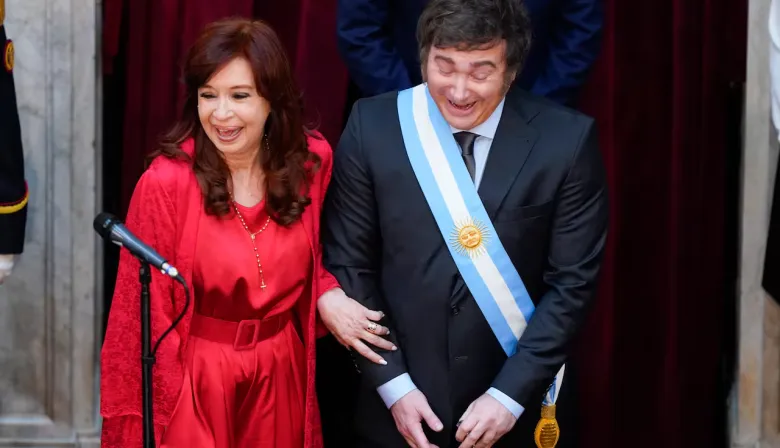 ¿Milei y Cristina del mismo lado? Clarín, el enemigo en común