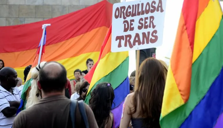 Milman y un polémico proyecto sobre menores y género: ¿qué quiere prohibir?