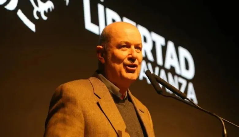 Sturzenegger tensiona la institucionalidad con guiños a la Revolución Francesa