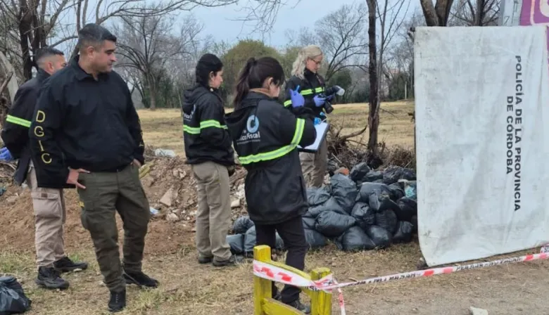 Una mano sobresaliendo de la basura: el macabro hallazgo en un terreno baldío de Córdoba