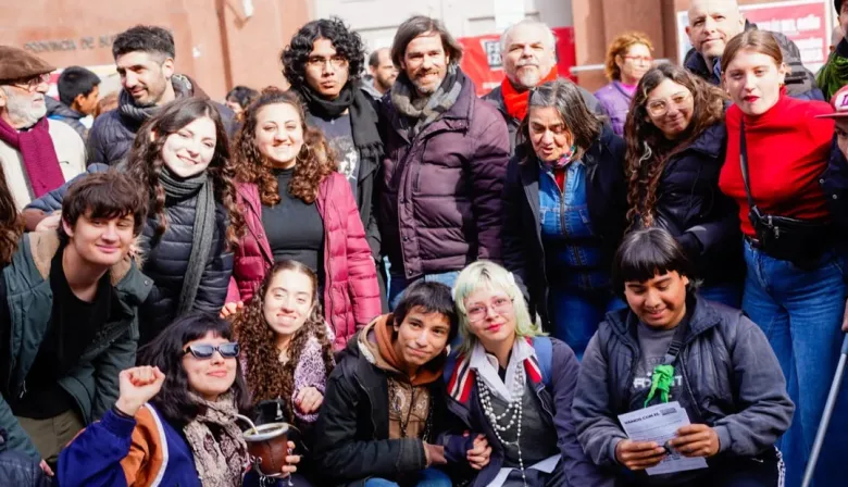 Del Caño sale al cruce de Milei y el PJ: “Más casta no se consigue”