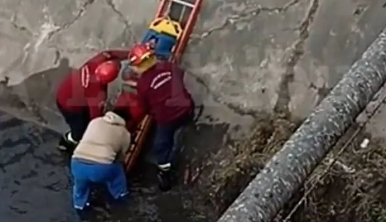 Arrojó a su pareja a un canal tras golpearla brutalmente