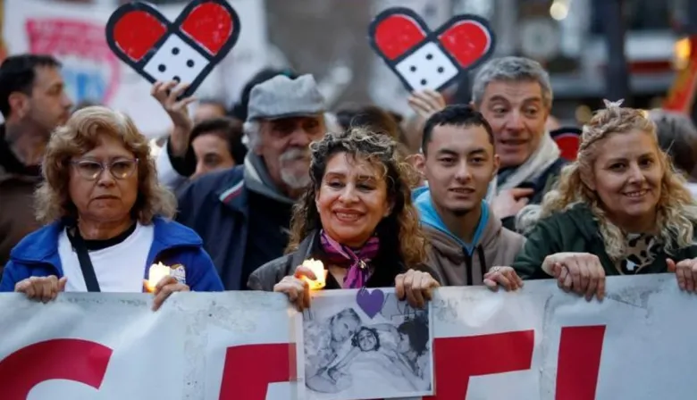 Emotiva caminata con velas al Obelisco contra la crisis en el hospital pediátrico