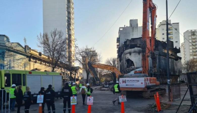 Comenzó la demolición controlada del depósito incendiado en La Plata