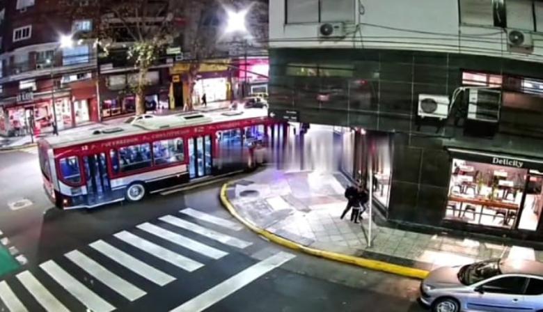 Video: Así un colectivo atropelló a una mujer y luego chocó contra un semáforo