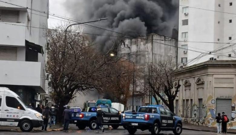 Incendio en La Plata: colapsó un depósito de electrodomésticos