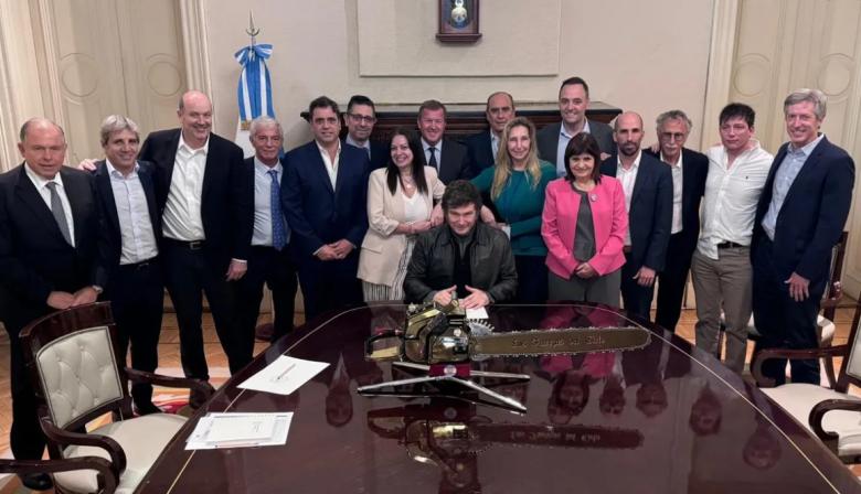 Milei celebró el desguace del Estado junto a Federico Sturzenegger y 200 trabajadores del Gabinete