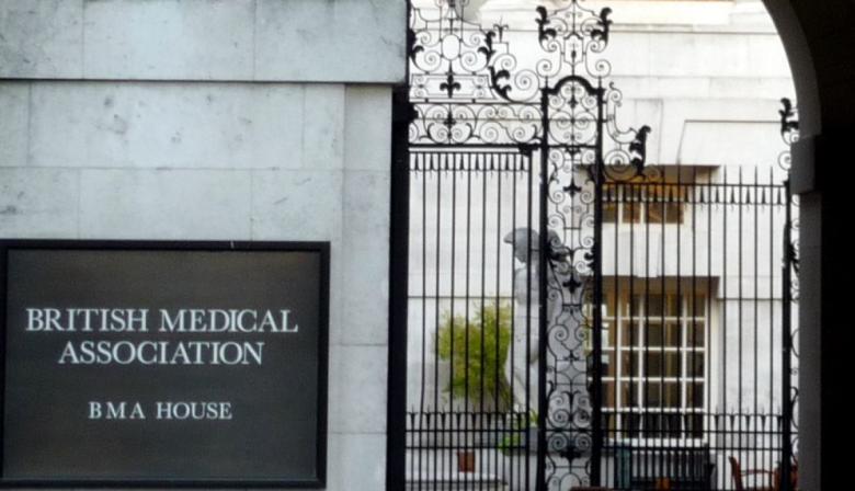 Médicos en Inglaterra: la votación que podría paralizar al NHS
