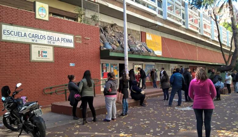 La Boca: madre y abuela atacaron al director de una escuela