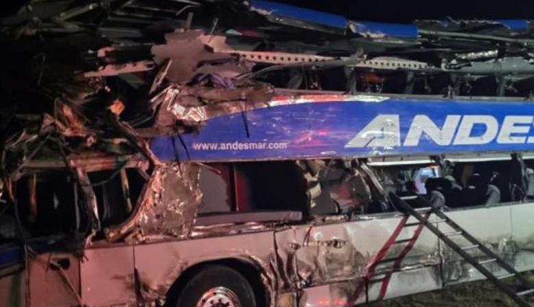 Cuatro muertos y 20 heridos en un choque fatal entre un camión y un micro