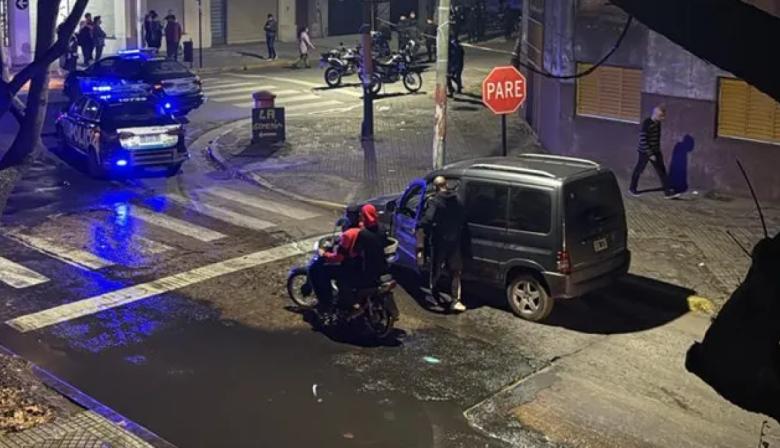 Sicarios en moto atacaron a tiros un auto en Rosario y mataron al conductor