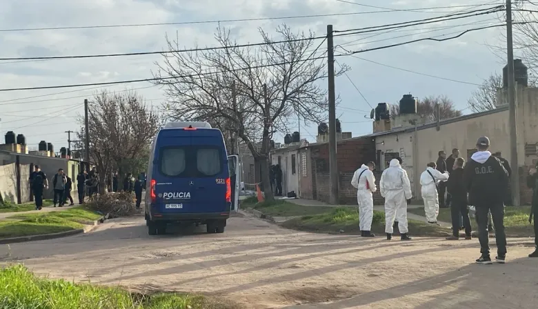 Un policía le pegó tres tiros a su mujer, se atrincheró en el techo de su casa y generó una situación de máxima tensión