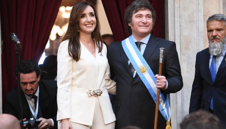 Milei mantiene una imagen dividida y lidera la intención de voto, pero crece el malestar