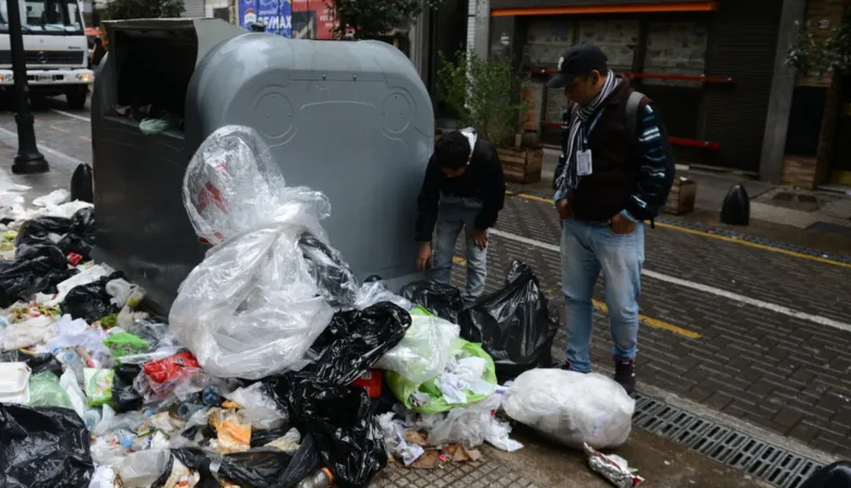 Jorge Macri ordena sancionar a quienes buscan comida en la basura