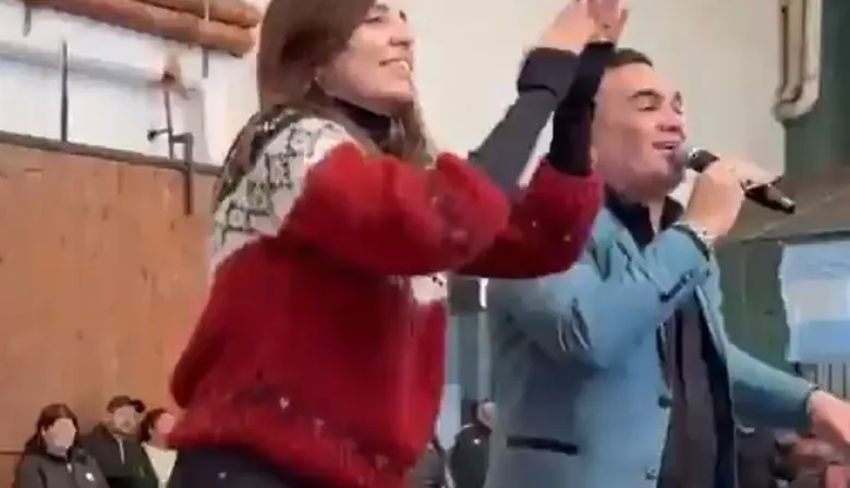 Veto de Milei: funcionaria de Kicillof bailó “Soy sabalero” junto a jubilados