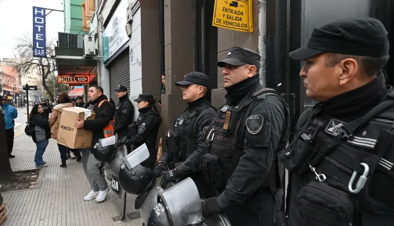 Desalojan un hotel clausurado hace 9 años que fue tomado en Constitución