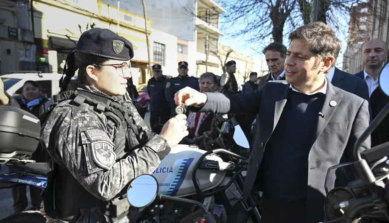 Kicillof se burló de los premios que recibe Milei en el exterior