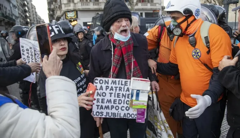 Crecen las protestas y la calle se convierte en otro frente para Milei