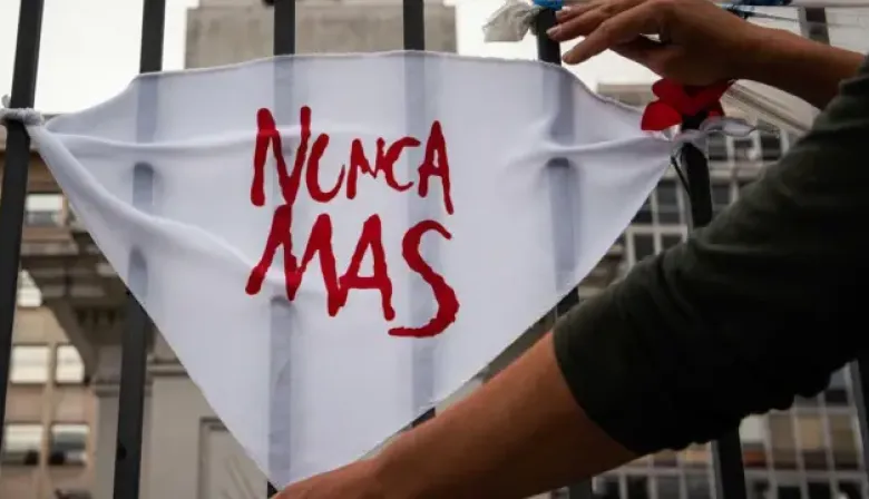 Fuerte rechazo opositor a Milei por usar el “Nunca Más” en un eslogan contra el kirchnerismo