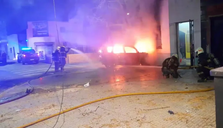Tres menores robaron un auto y chocaron contra una casa: el vehículo se prendió fuego