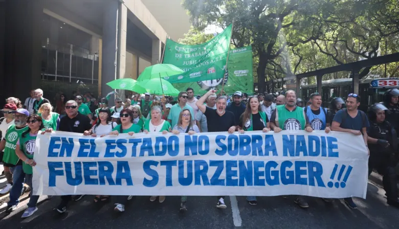 Polémico proyecto K para dar estabilidad laboral total a los empleados públicos