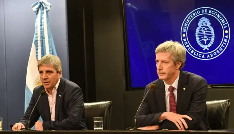 Los bancos marcan distancia y el Gobierno endurece el cepo a los pesos