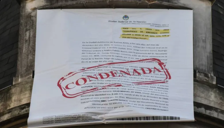 La exvecina de Cristina Kirchner exhibe una enorme bandera con su condena