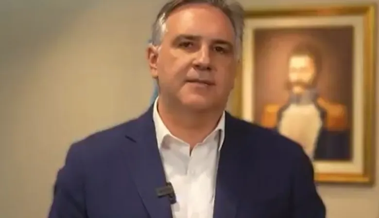 Llaryora grabó un video para voltear un veto clave de Milei