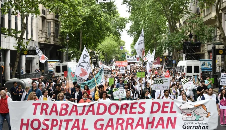Trabajadores del Garrahan, Vialidad, el INTI y la CATT marchan al Senado contra los decretos de Milei
