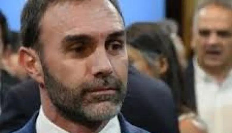 El senador libertario Ezequiel Atuache no puede dar una cifra sin trabarse