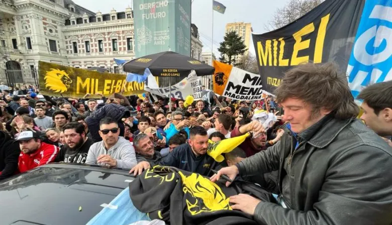 Milei desembarca en Lomas de Zamora con una caravana de La Libertad Avanza