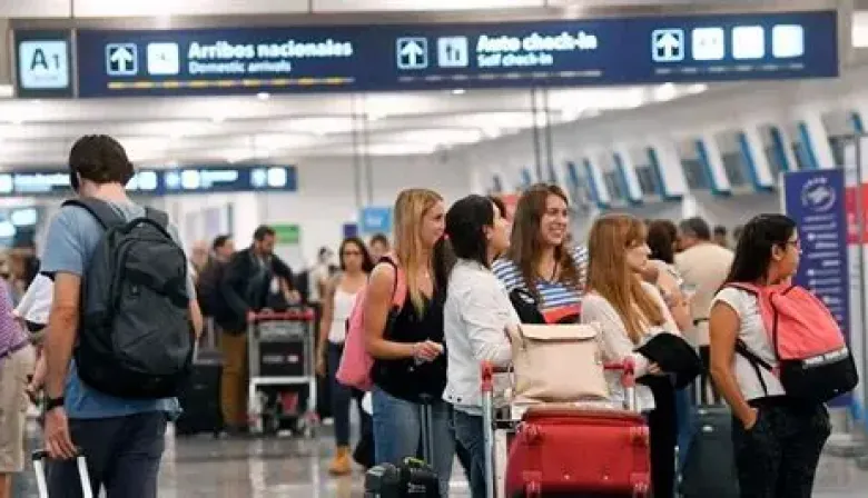 Más argentinos viajan al exterior y se profundiza el déficit turístico