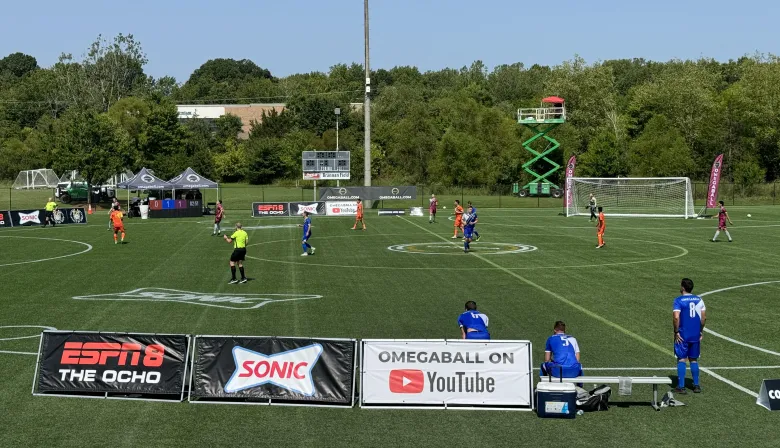 OmegaBall: el deporte que combina fútbol y adrenalina en tres arcos