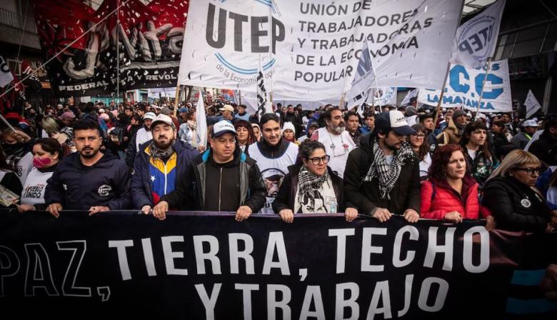 Masiva marcha de sindicatos y movimientos sociales contra el ajuste del Gobierno en el Día de San Cayetano