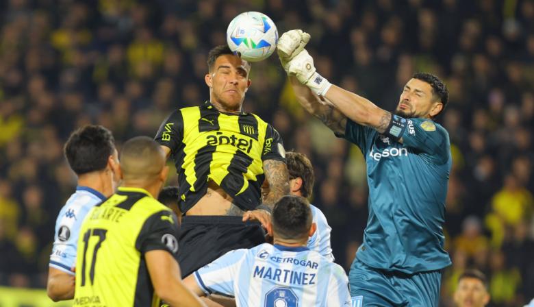 Peñarol golpeó en casa y Racing deberá revertir la serie en Avellaneda