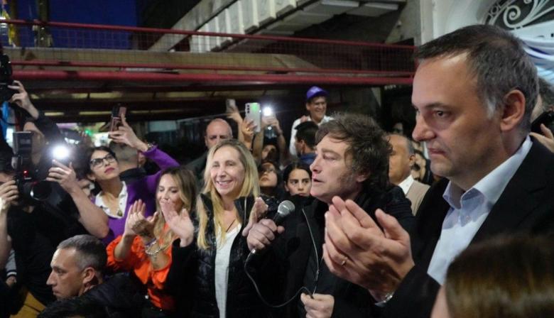 Milei aterriza en La Plata para mostrar músculo libertario