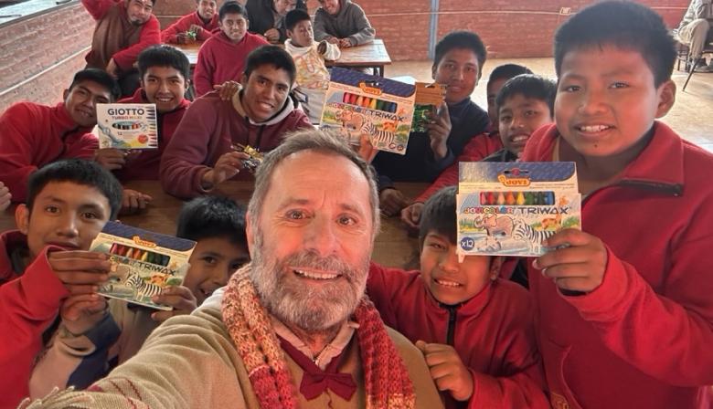 Un sacerdote al Congreso: la jugada del peronismo en la tierra de los Kirchner