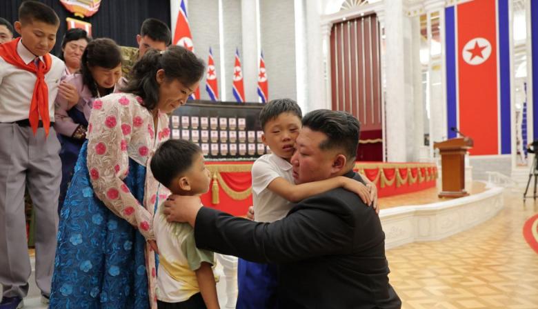 Kim Jong Un: el gesto que sorprendió en la ceremonia de Pyongyang